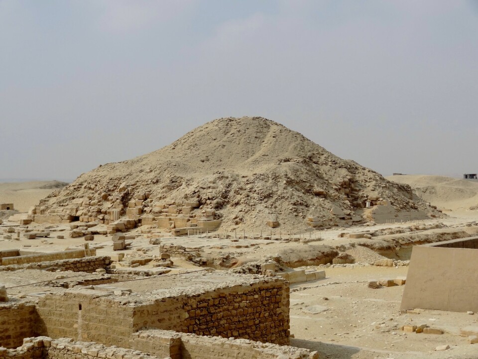 Balsameringsverkstedet er funnet under bakken i nærheten av denne pyramiden fra rundt 2500 f.Kr, kalt Unaspyramiden.