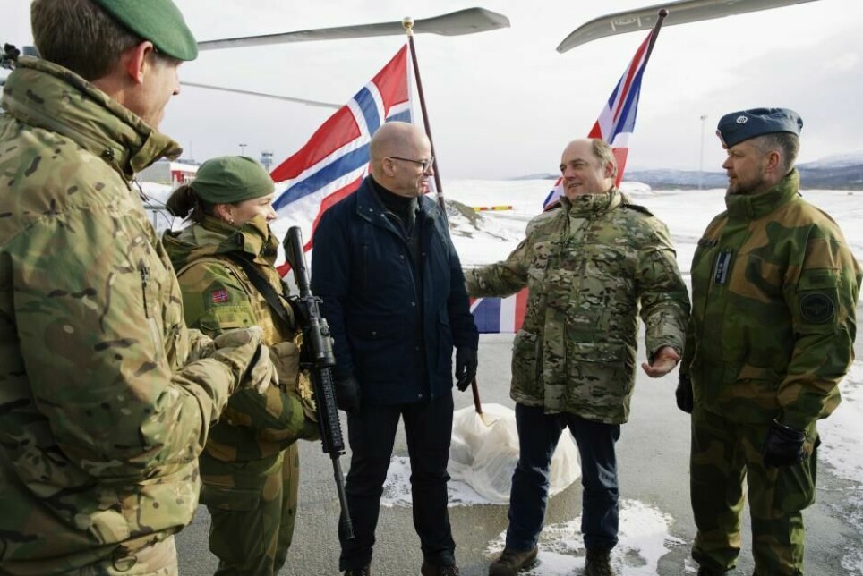 Forsvarsministrene Odd Roger Enoksen i Norge og Ben Wallace i Storbritannia under øvelsen Cold Response 2022.