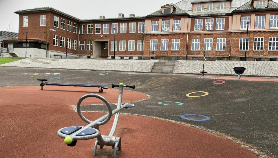Skolene stengte helt ned i lange perioder under pandemien. Skolegårdene, som her på Kjelsås skole i Oslo lå øde, og elvene mistet viktig undervisning. Mye av det tapte er ikke tatt igjen, viser ny studie.