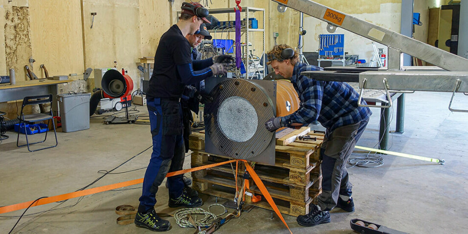 In recent decades, new threats have emerged, and the need to protect civil buildings and structures in urban areas has increased. Here, Benjamin Stavnar Elveli (right) and supervisor Vegard Aune (left) prepare a test rig for detonating high explosives in confined spaces. The tests are carried out at the Norwegian Defence Estates Agency’s test facility, in collaboration with researcher Ole Vestrum (middle).