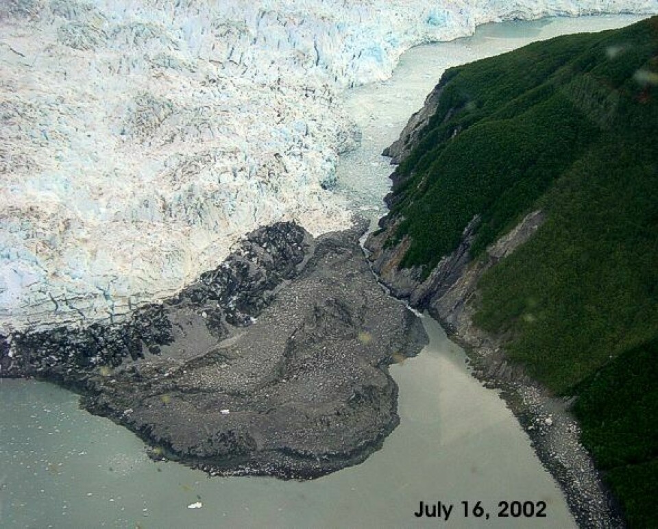 Hubbard-isbreen har stengt av Russel-fjorden, og vannet bak proppen steg raskt. Noen uker senere brast demningen.