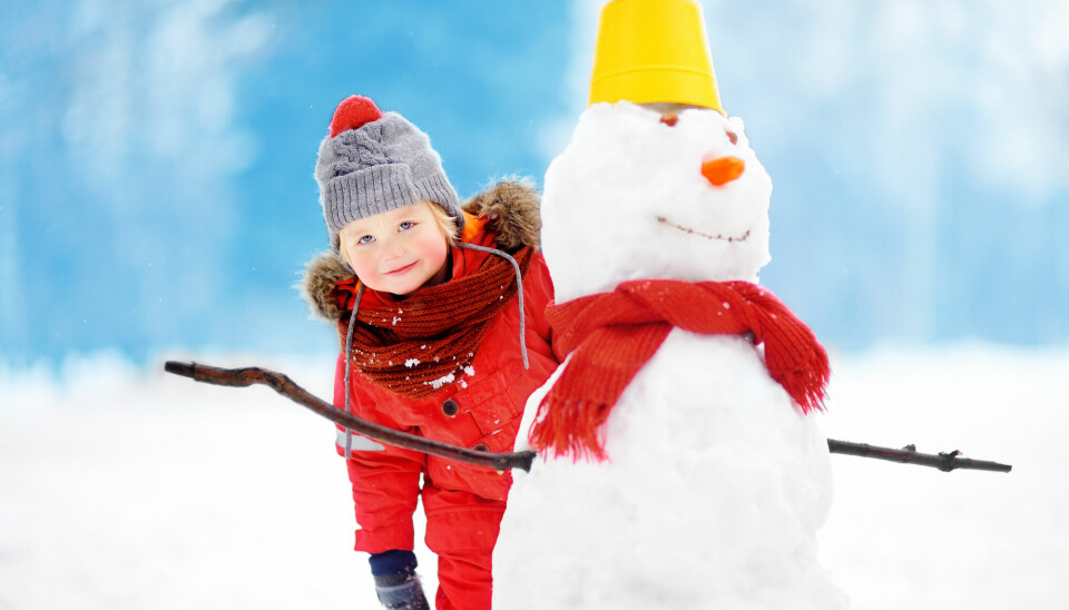 Når snøen kommer og er kram, er det mange muligheter i og rundt barnehagen.