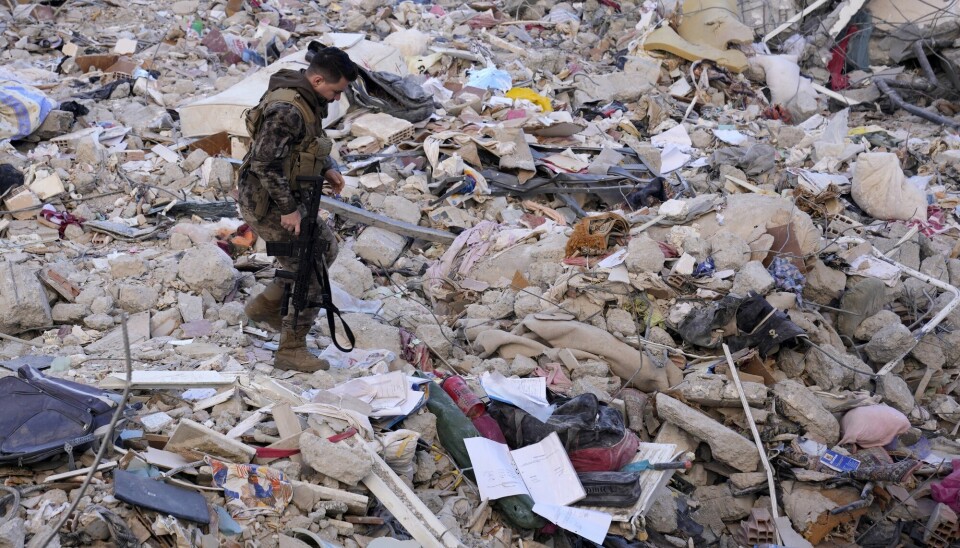 Ingen vet ennå hvor mange ofre som ligger i ruinene av sammenraste bygninger etter jordskjelvet, som her i Adana i Tyrkia.