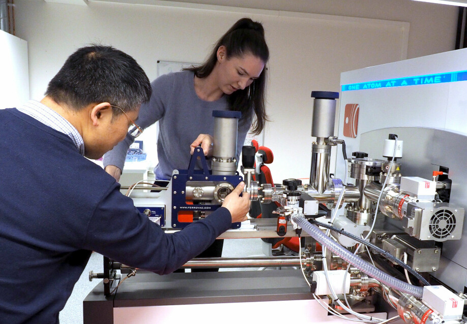 Yanjun Li and Hanne-Sofie Søreode with the Atom Probe Tomography machine.