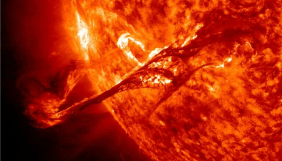 Et eksempel på en gigantisk solstorm, avbildet av et solobservatorium i 2012. Solstormer kan være med på å danne nordlys på jorden. Dette er et illustrasjonsbilde.