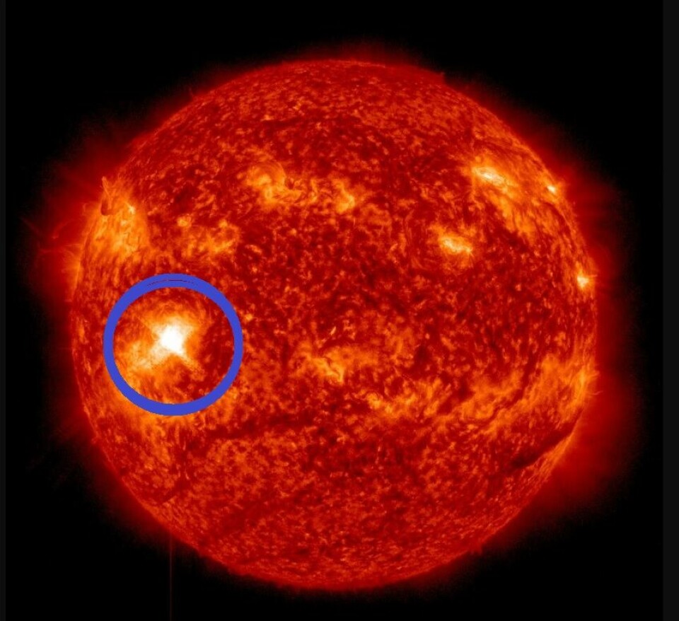 En kraftig solstorm ble målt 11. februar 2023. Glimtet fra eksplosjonen er markert med en blå ring. Denne stormen traff deler av den sørlige halvkulen, og strålingen var kraftig nok til å skape problemer med radiosignaler i Sør-Amerika.