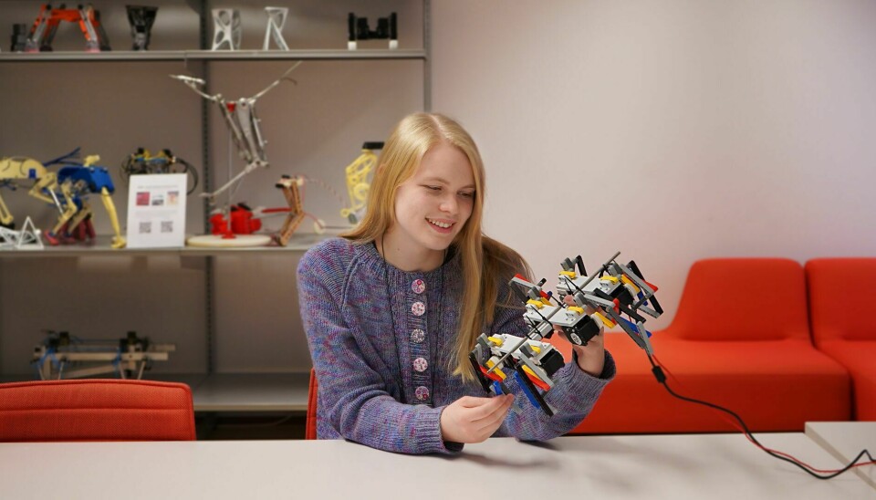 Emma Stensby Norstein bygger robotprototyper av lego for å sjekke at algoritmene fungerer i virkeligheten.