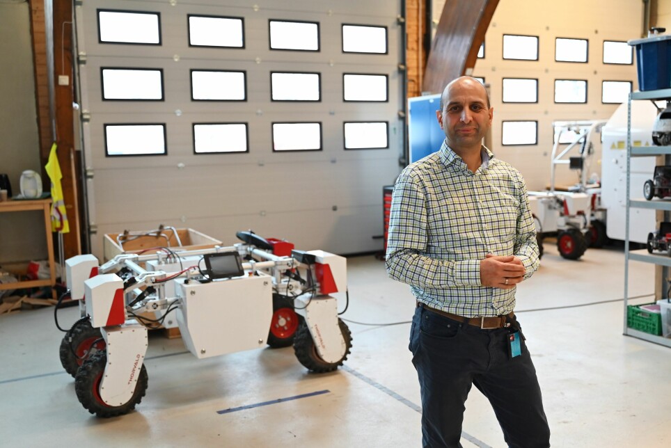 Her står forskeren David A. Anisi foran en landbruksrobot på NMBU.
