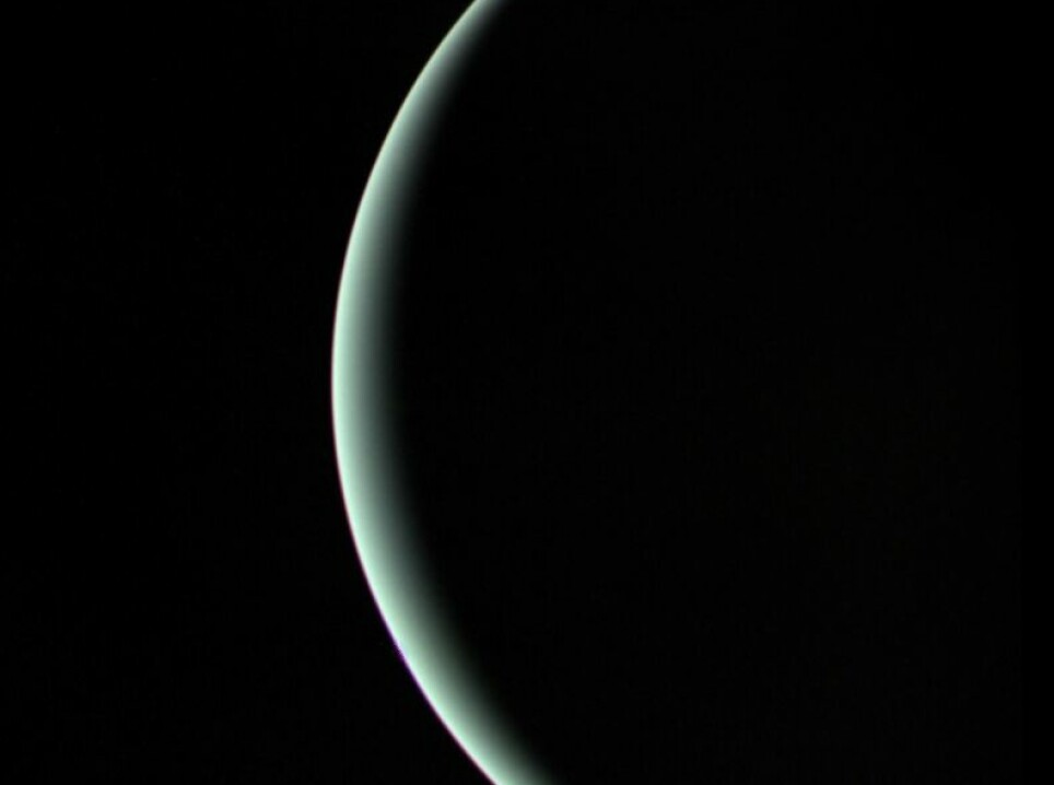 Solen lyser opp Uranus, sett av Voyager 2.