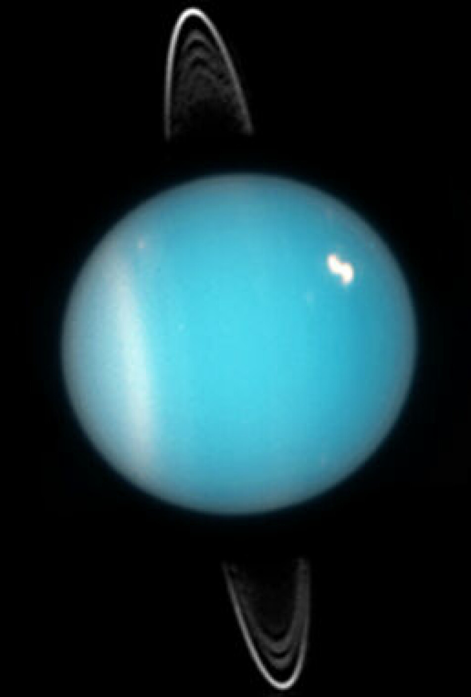 Uranus sett av Hubble-teleskopet. Legg merke til at ringene ligger omtrent 90 grader over på siden. De ligger rundt Uranus' ekvator, fordi hele planeten ligger på siden.