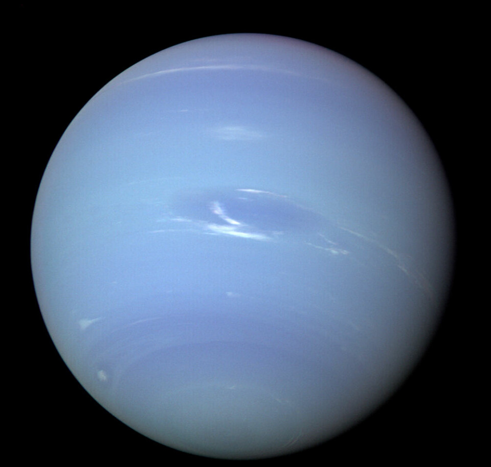 Neptun, sett av Voyager i 1989. Du kan se et hint av skyer i atmosfæren.