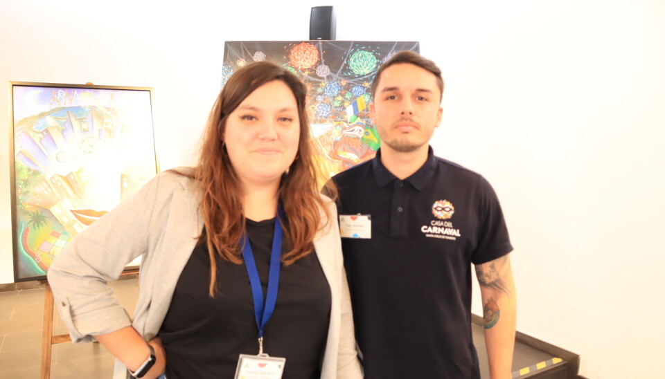 Historiker og historisk ansvarlig ved Karneval-museet på Tenerife, Nusia Bilbao, og Luis Aleman, serviceansatt ved museet.