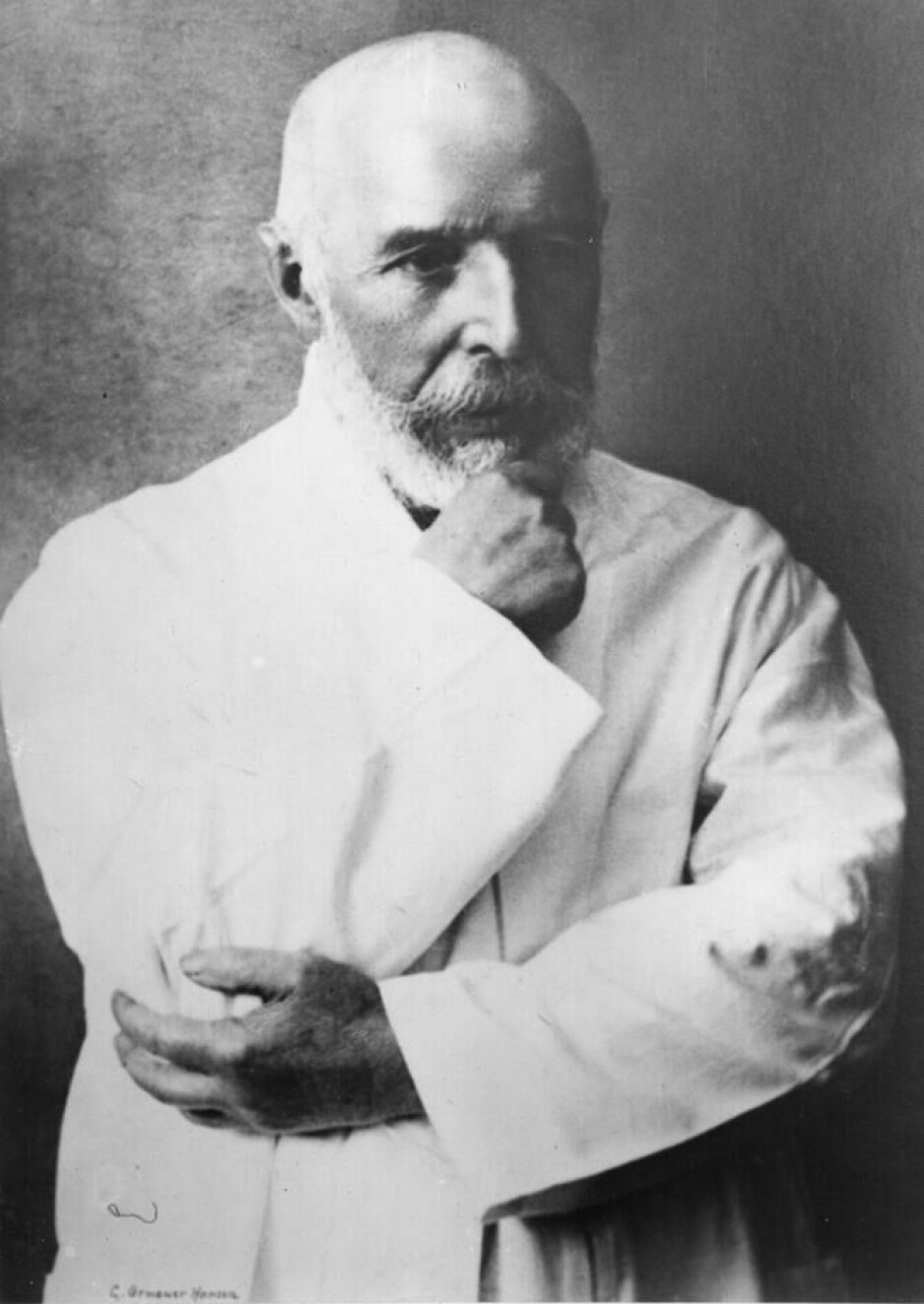 Gerhard Armauer Hansen var fast bestemt på å bevise smitteteorien. Bildet et tatt en gang mellom 1890 og 1910.