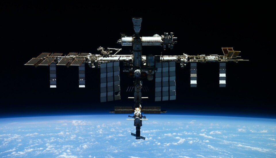 Slik ser Den internasjonale romstasjonen ut i fri flyt over jordkloden.