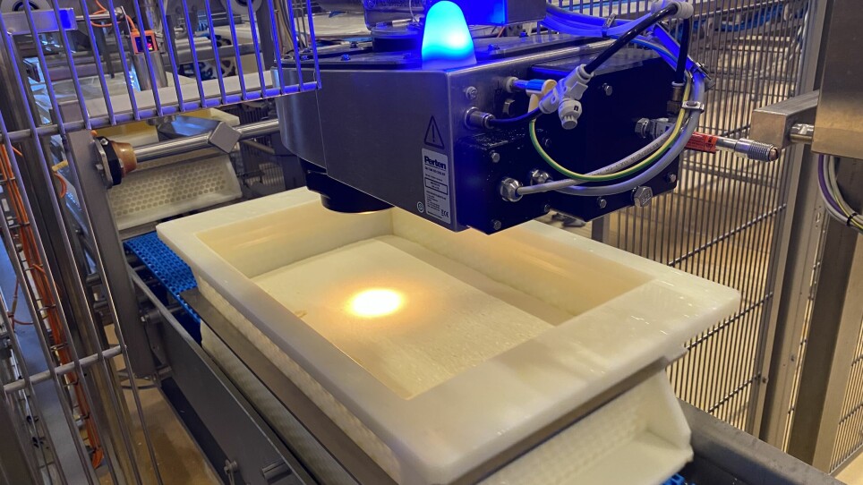 Bildet viser en såkalt NIR-sensor som måler innhold i en blokk med ost ved hjelp av lys.