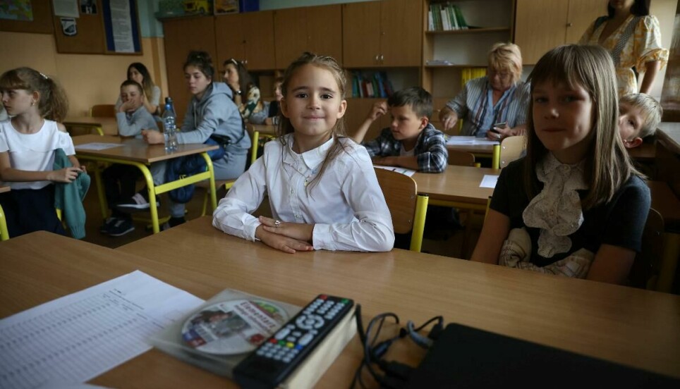 For barna som er rammet av krigen i Ukraina, er lærernes støtte av stor betydning. Her er Alisa Ustinova (7) fra Kharkiv i Ukraina sammen med medelever i Polen høsten 2022.