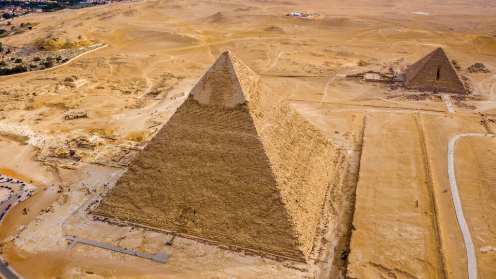 De egyptiske pyramidene er bygget i ørkenområder der sand er i evig bevegelse. Det gjør at sanden etter hvert vil dekke pyramidene, med mindre noen fjerner den.