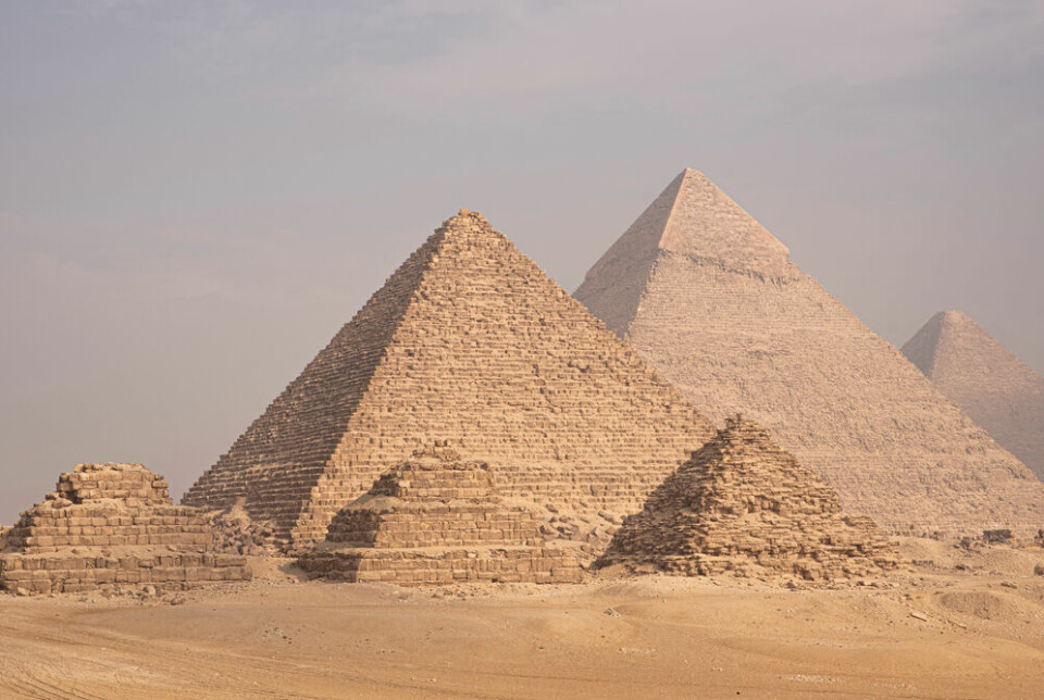 Pyramidene i Giza i nærheten av Kairo er noen av de eldste og mest kjente. Den store pyramiden, Kheopspyramiden, var gravsted for farao Keops (2.550 f.Kr.) og er et av verdens sju underverker.