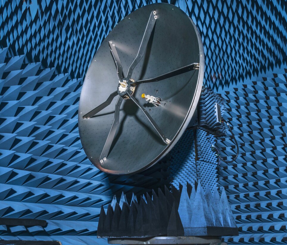 Antennen testes inne i et rom som demper alle refleksjoner av radiobølger. Derav alle piggene.