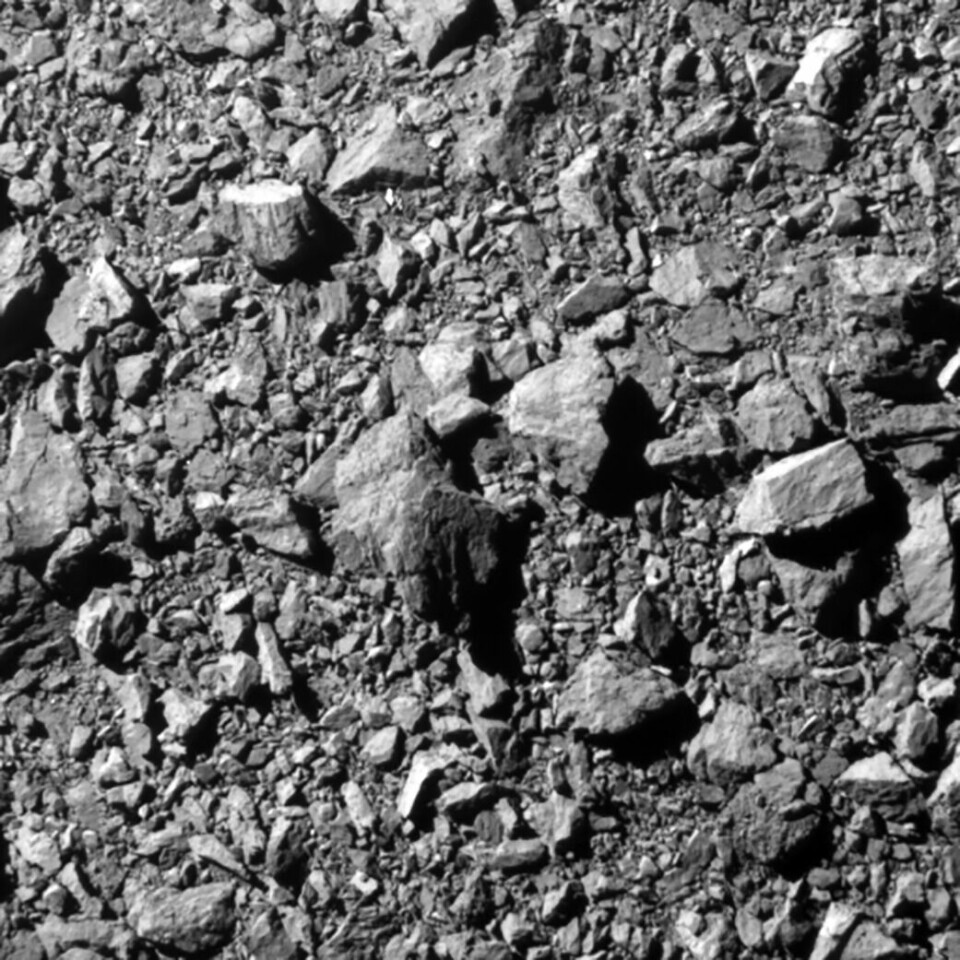 Denne grushaugen er overflaten på Dimorphos, sett av DART-sonden. Dette bildet er tatt to sekunder før sonden dundret inn i overflaten til asteroiden, og ble utslettet.