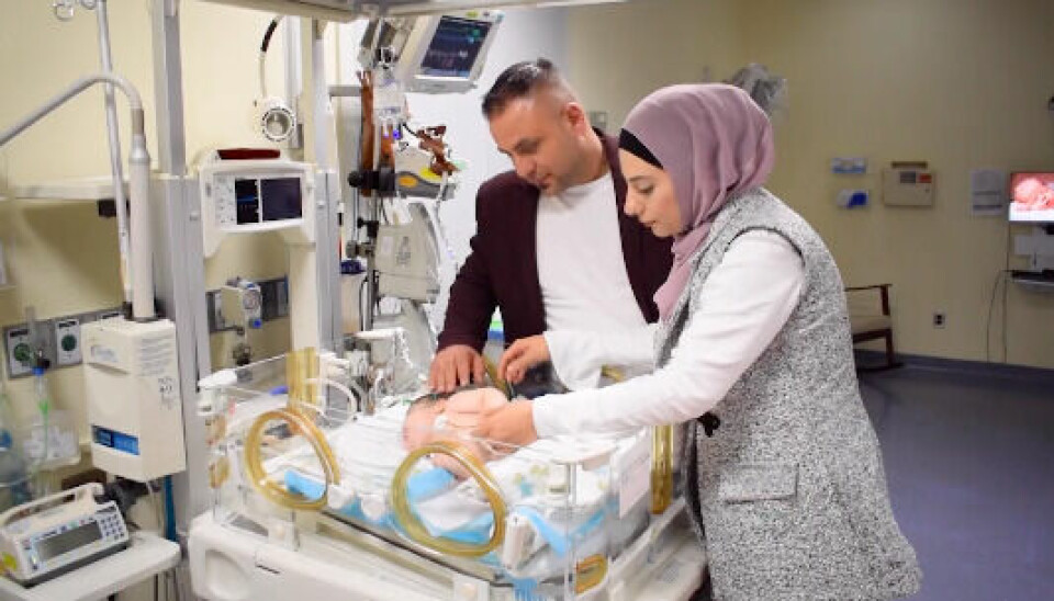 Reem og Riham lå i hver sin seng etter operasjonen. Foreldrene passer på.
