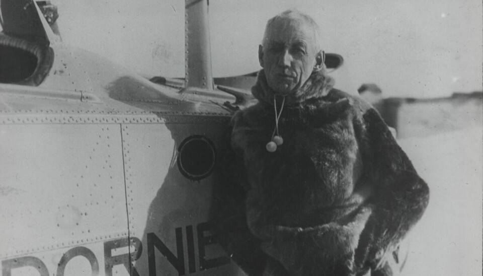 I boka Roald Amundsen skrev om sydpolekspedisjonen, er kvinner fraværende. Dette bildet er fra 1925 da Amundsen sammen med Lincoln Elsworth og Hjalmar Riiser Larsen forsøkte å fly til Nordpolen. De nådde ikke polen og måtte nødlande på isen før de returnerte til Norge.