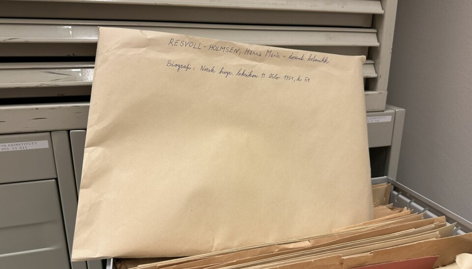 I biografiarkivet i biblioteket til polarinstituttet finnes det 1.325 gulnede konvolutter med informasjon om personer som har arbeidet i eller med polarområdene. Kun 30 av mappene har kvinnenavn. En av dem tilhører Hanna Resvoll-Holmsen.