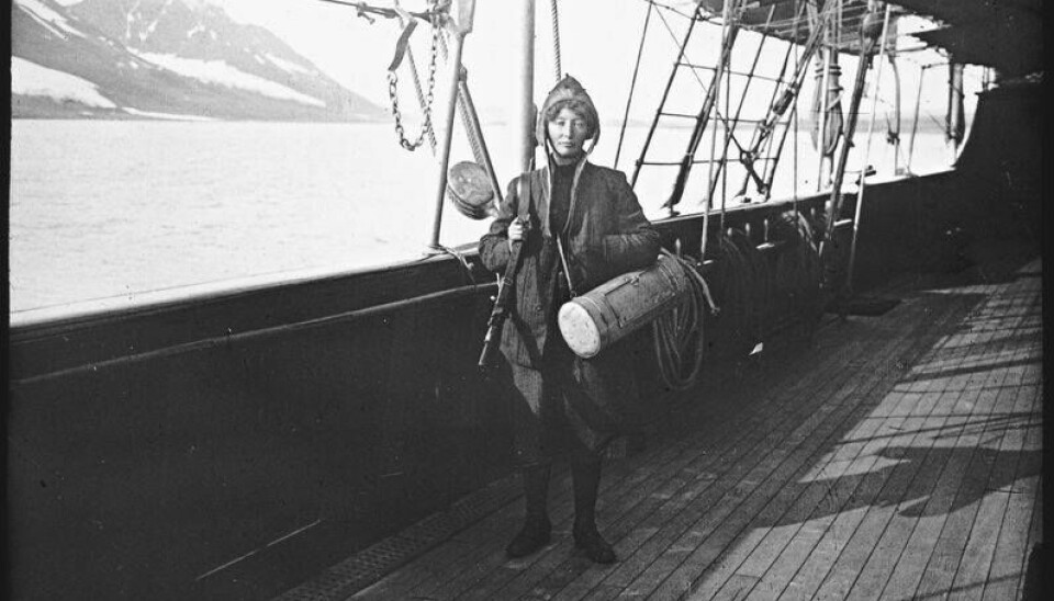 Hanna Resvoll-Dieset (senere Resvoll-Holmsen) på skipet Princess Alice i 1907 like før hun ble satt i land på Svalbard med botanikerkasse, gevær, telt og proviant.