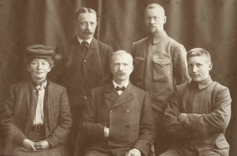 Ekspedisjon til Svalbard i 1907 finansiert av Fyrst Albert av Monaco og ledet av Kaptein Gunnar Isachsen. Bak fra venstre: Alv Strengehagen, Adolf Hoel, Hanna Resvoll-Dieset, Gunnar Isachsen og Karl Haavimb.