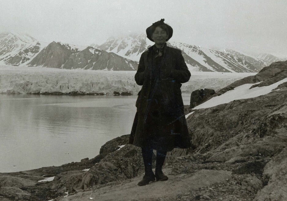 Hanna Resvoll-Dieset (senere Resvoll-Holmsen) på Blomstrandshalvøya i 1908 i regi av De norske Svalbardekspedisjonene, ledet av Adolf Hoel. Fartøyet «Holmengraa» ble brukt.