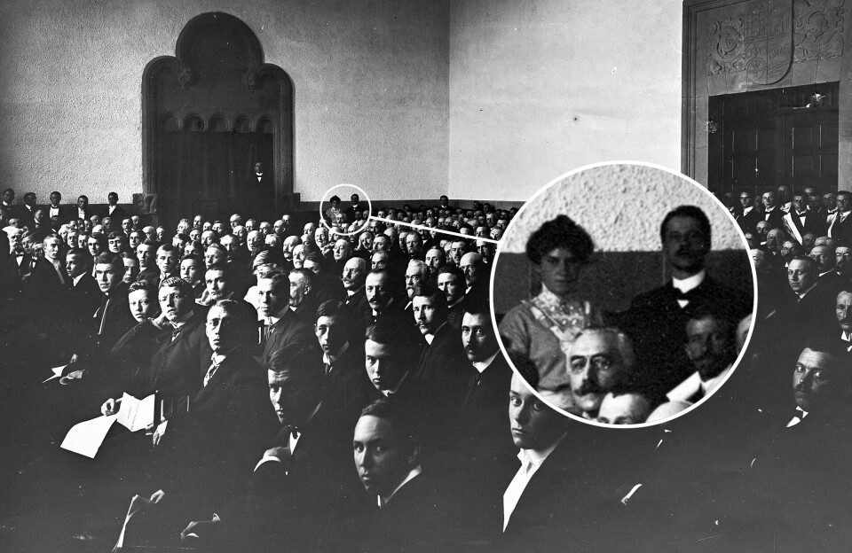 It's 1910 and the Norwegian Institute of Technology (NTH) is officially opening. The hall is full of men, aside from a woman in the back, against the wall.