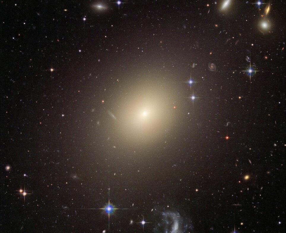 ESO 325-G004 er et eksempel på en ellipse-galakse. Den inneholder hundre milliarder soler.