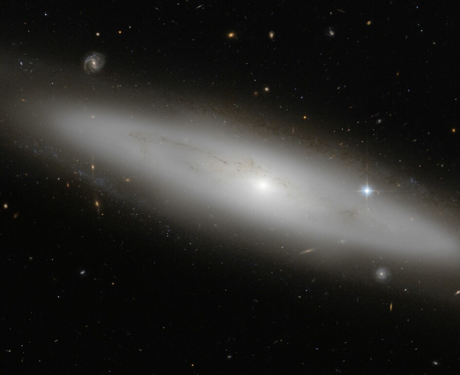 Den linseformede galaksen NGC 4866 sett av Hubble