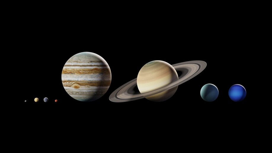 Jupiter er planet nummer fem fra venstre, og er større enn alle de andre planetene kombinert.
