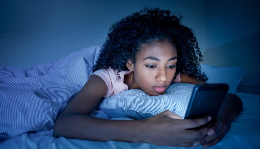 Noen tenåringer bygger opp dårlig vaner når de ikke får sove på kvelden. Som å drive på telefonen før man skal sove.