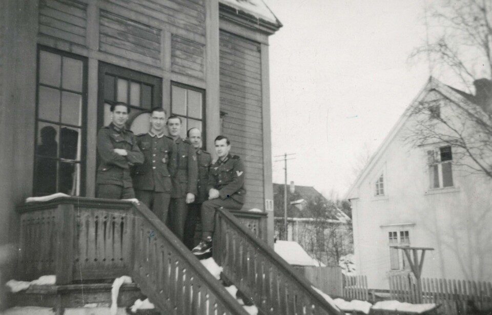Tyske soldater utenfor et rekvirert bolighus i Narvik.