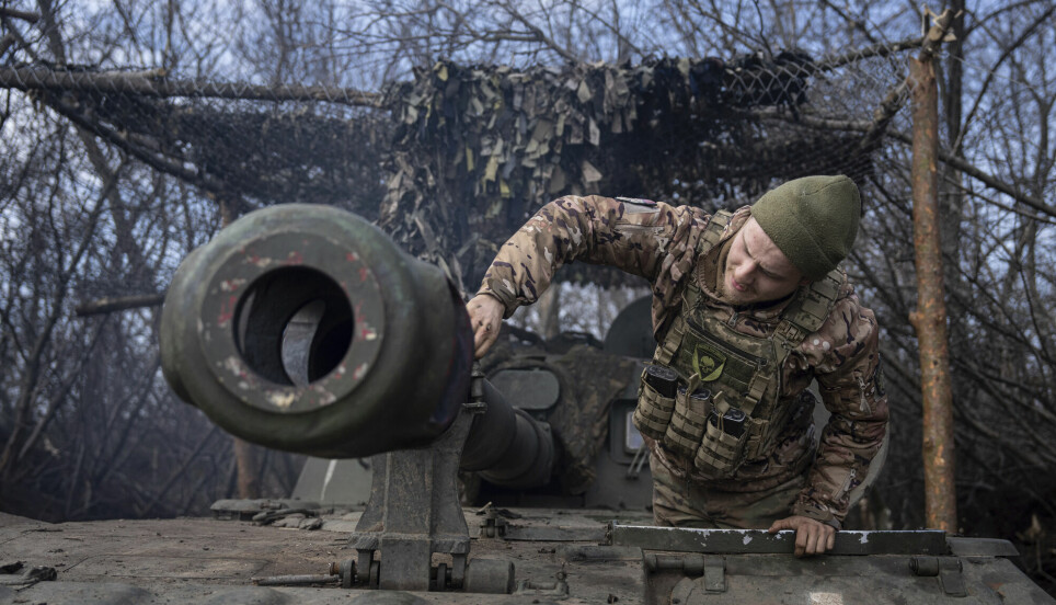 Landene i Europa ser militærmakt som det viktigste svaret på det tilspissede trusselbildet de ser, sier fredsforsker. Avbildet: En ukrainsk soldat forbereder å avfyre en howitzer mot russiske stillinger nær fronten ved Bakhmut 10. mars 2023.