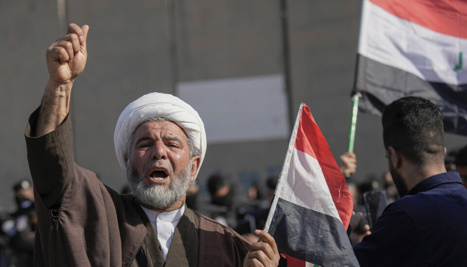 Irak har vært preget av krig, konflikt og politisk uro siden USA invaderte landet for 20 år siden. Iran-støttede ledere sitter nå ved makten i landet. Dette bildet er fra en demonstrasjon mot myndighetene i Bagdad i februar i år.