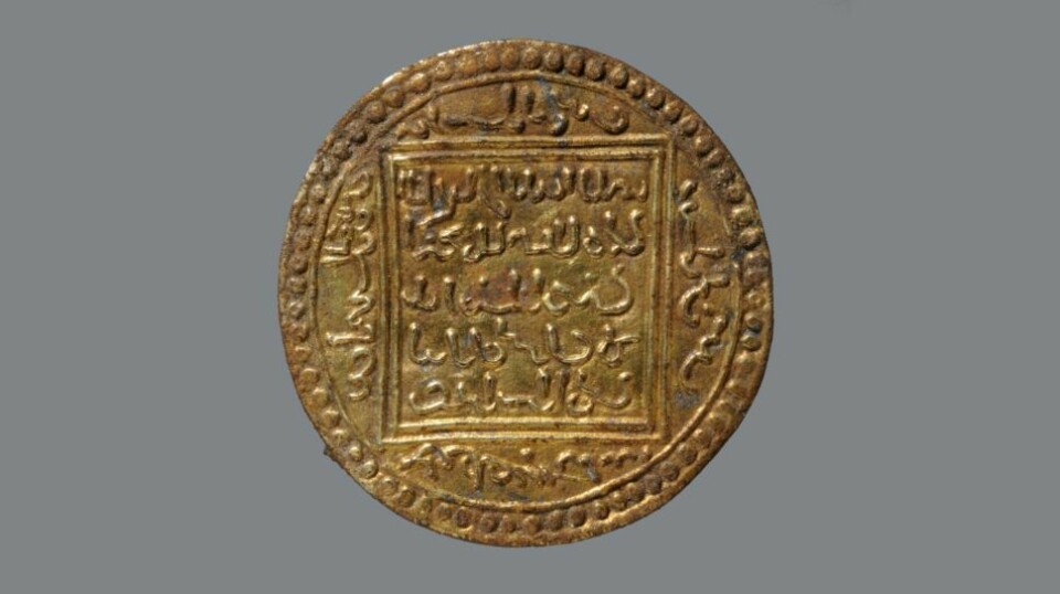 Islamske mynter var ikke uvanlige i det sørlige Skandinavia i vikingtiden. Den islamske mynten på bildet er gjort om til en brosje og ble funnet sammen med resten av skatten.