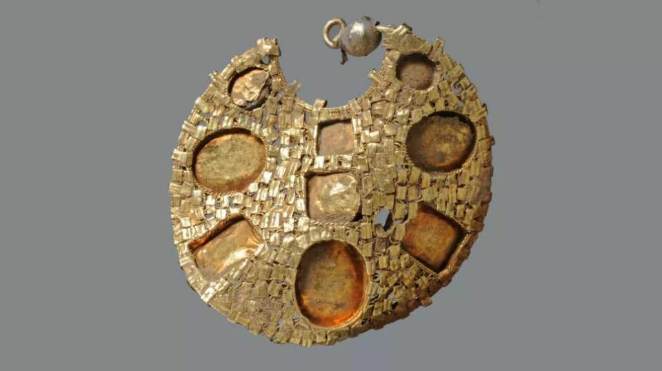 Baksiden av en av de to øreringene som ble funnet. Gulløreringene er en middelhavssmykke i bysantinsk stil.