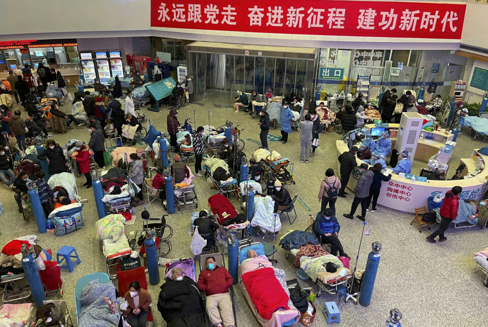 Pasienter med alvorlig covid-19 i kø for å få slippe inn ved et sykehus i Shanghai.