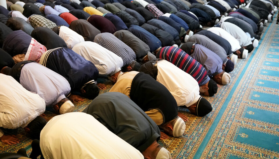 Muslimer i Norge er mer religiøse enn andre nordmenn. Det dokumenteres i en undersøkelse Kifo har fått gjennomført. Her fra fredagsbønn i Central Jamaat-e Ahl-e Sunnat moskeen i Oslo i mars 2019.