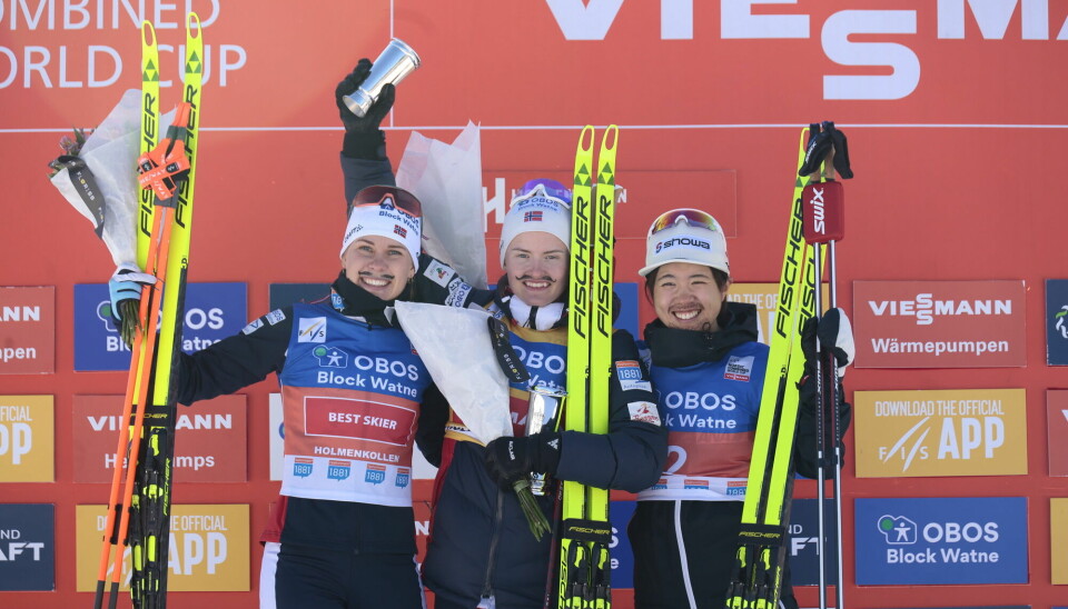 Norges Ida Marie Hagen, Gyda Westvold Hansen og Japans Anju Nakamura under seiersseremonien for kvinner kombinert under Holmenkollen skifestival 2023
