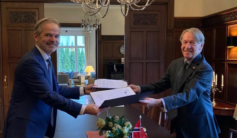 From left: Christian Hauglie-Hanssen and Tom van Oorschot signed the agreement for NorSat-TD and SmallCAT in Oslo.