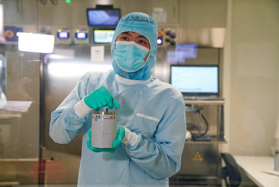 Kjemiker Jin Han gjør klar en radioaktiv pasientdose. Glasset med dosen fraktes i en 14 kilo tung og strålesikker beholder av Wolfram. Pasienten får så injisert dosen før MR.