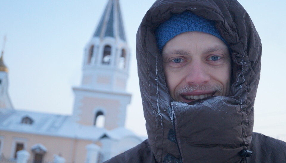 Erik Sveberg Dietrichs har vært i Jakutsk. Han tok på seg en dunjakke som gikk til knærne. Her blir det regnet som en vårjakke.