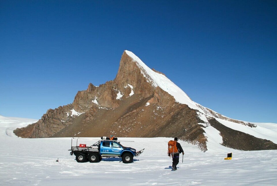 The American researcher Nat Lifton in front of Cottontop Mountain in Heimefrontfjella. He’s looking for rocks that can be collected and analysed for cosmogenic isotopes. The six-wheeled pickup truck is used to transport researchers from the Antarctic research station where they’re staying to their different field sites.