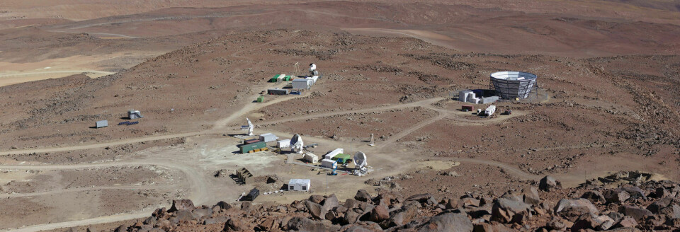 I den øde Atacamaørkenen ligger flere teleskoper, blant annet Atacama Cosmology Telescope (helt til høyre) som Næss har brukt i søket etter planet ni.