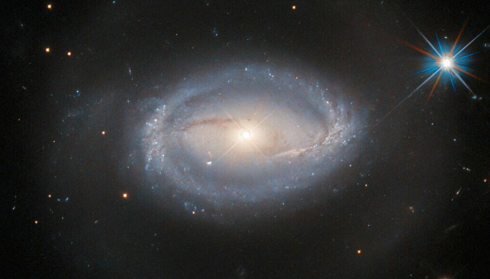 Dette er galaksen Z 229-15. Bildet er tatt av Hubble-teleskopet. Men hva er spesielt med denne galaksen?