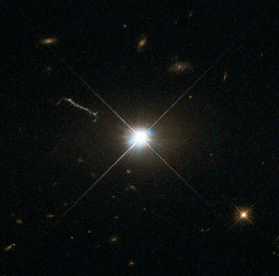 Kvasaren 3C 273. Den er 2,4 milliarder lysår unna jorden, og den framstår nesten som en stjerne. Men det er altså skiven rundt et supermassivt sort hull som lyser her.